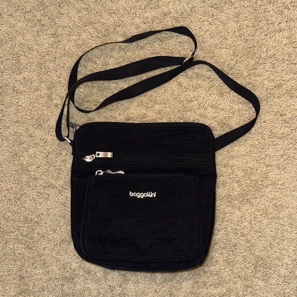 Baggallini Handbags - Baggallini Black Crossbody Bag